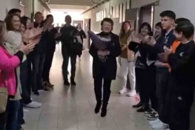 Emekli olan öğretmenlerini böyle uğurladılar