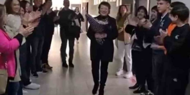 Emekli olan öğretmenlerini böyle uğurladılar