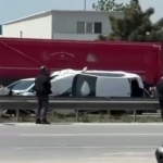 Çarpıştığı otomobil ile bariyer arasında sıkıştı