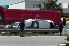 Çarpıştığı otomobil ile bariyer arasında sıkıştı