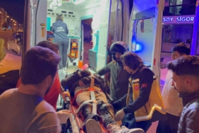 Otomobille kafa kafaya çarpışan motosikletin sürücüsü yaralandı