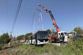 Çanakkale’de yoldan çıkan otobüste şoför mahsur kaldı