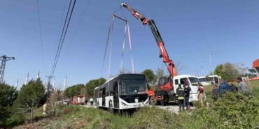 Çanakkale’de yoldan çıkan otobüste şoför mahsur kaldı