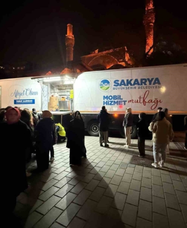 Üsküdar Belediyesi, Sakarya Büyükşehir Belediyesi’nin yardım tırını kaldırttı