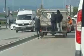Kamyonetin arkasına tutunarak seyahat ettiler