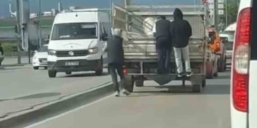 Kamyonetin arkasına tutunarak seyahat ettiler