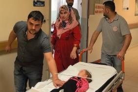 2 yaşındaki çocuğun çenesine askı saplandı