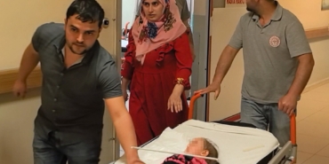 2 yaşındaki çocuğun çenesine askı saplandı