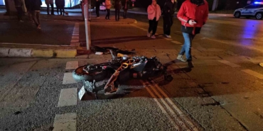 Sarıyer’de kontrolden çıkan motosiklet otomobile çarptı: 2 ağır yaralı