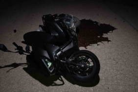 Otomobil ile motosiklet kafa kafaya çarpıştı: 1’i ağır 2 yaralı