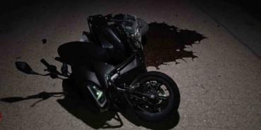 Otomobil ile motosiklet kafa kafaya çarpıştı: 1’i ağır 2 yaralı