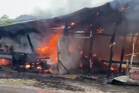 Elektrik kontağından çıkan yangın samanlığı küle çevirdi