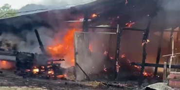 Elektrik kontağından çıkan yangın samanlığı küle çevirdi