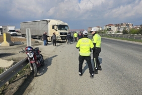 Tırla çarpışan motosikletlinin ağır yaralandığı kaza kamerada