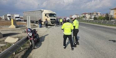 Tırla çarpışan motosikletlinin ağır yaralandığı kaza kamerada