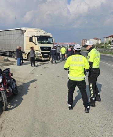 Tırla çarpışan motosikletlinin ağır yaralandığı kaza kamerada