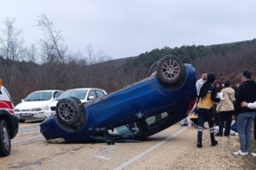 Takla atan otomobilde bulunan 2 kişi yaralandı