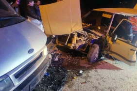 Panelvan ile kafa kafaya çarpışan otomobil hurdaya döndü: 3 hafif yaralı