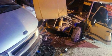 Panelvan ile kafa kafaya çarpışan otomobil hurdaya döndü: 3 hafif yaralı