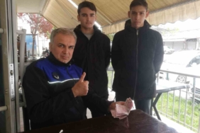 Yerde bir miktar para bulan gençlerden örnek davranış