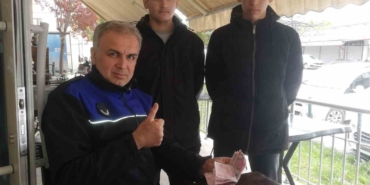 Yerde bir miktar para bulan gençlerden örnek davranış