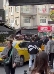 Kadıköy’de esnaf ile taksici arasında bıçaklı kavga: Bıçak çekti, taksinin camını kırdı