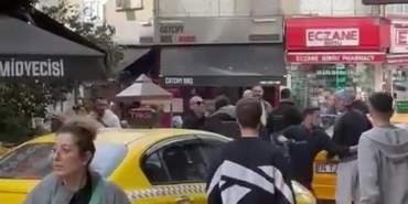 Kadıköy’de esnaf ile taksici arasında bıçaklı kavga: Bıçak çekti, taksinin camını kırdı