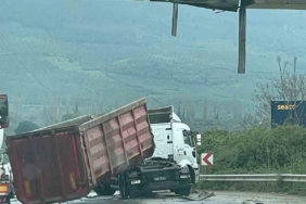 Damperi açılan tır üst geçide çarptı