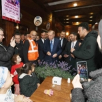 Cumhurbaşkanı Erdoğan’dan geceyi dışarda geçiren vatandaşları ziyaret