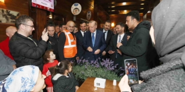 Cumhurbaşkanı Erdoğan’dan geceyi dışarda geçiren vatandaşları ziyaret