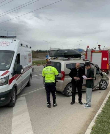 Bilecik’te kamyonet ile otomobil çarpıştı: 7 yaralı