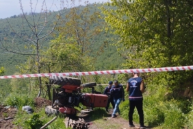 Devrilen traktörün altında kalan 85 yaşındaki adam hayatını kaybetti