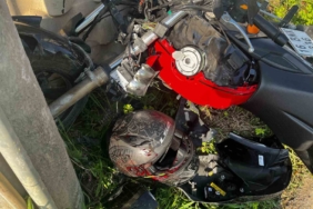 Motosikletin kontrolden çıkması ile birlikte genç sürücü duvara ve direğe çarptı