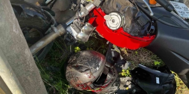 Motosikletin kontrolden çıkması ile birlikte genç sürücü duvara ve direğe çarptı