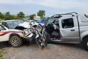 Otomobiller kafa kafaya çarpıştı: 1 ölü, 4 yaralı