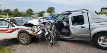 Otomobiller kafa kafaya çarpıştı: 1 ölü, 4 yaralı
