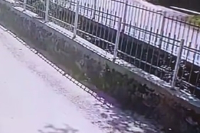 Taksi ile motosiklet kafa kafaya çarpıştı: Kaza kamerada