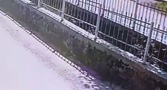 Taksi ile motosiklet kafa kafaya çarpıştı: Kaza kamerada