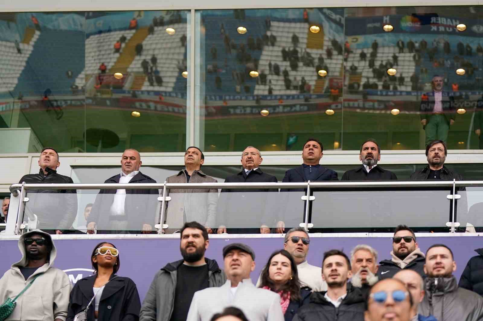 Mecnun Otyakmaz, Kasımpaşa - Sivasspor maçını tribünden takip etti