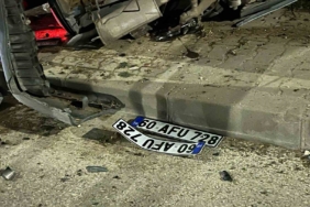 Kaldırıma çarparak yan yatan otomobildeki 2 kişi yaralandı