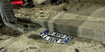 Kaldırıma çarparak yan yatan otomobildeki 2 kişi yaralandı