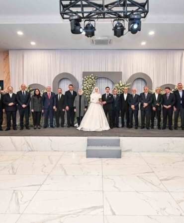 Siyasiler bu düğünde buluştu