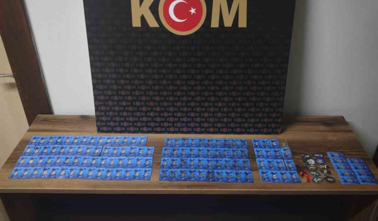 Piyasaya sahte altın sürüp önce kuyumcuları sonra vatandaşları dolandırdılar