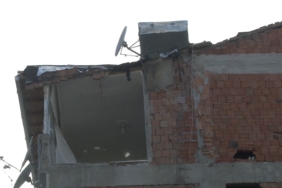 Avcılar’da yıkılan binanın bitişiğindeki dairenin duvarının olmadığı ortaya çıktı