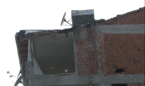 Avcılar’da yıkılan binanın bitişiğindeki dairenin duvarının olmadığı ortaya çıktı