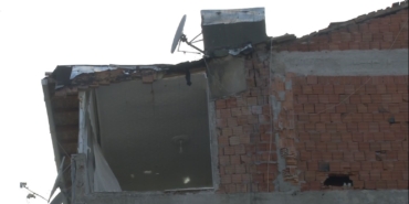 Avcılar’da yıkılan binanın bitişiğindeki dairenin duvarının olmadığı ortaya çıktı