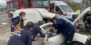 Çorlu’da trafik kazası: Araçta sıkışan yaralıyı itfaiye kurtardı