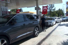 İstanbul’da deprem nedeniyle eve giremeyen vatandaşlar akaryakıt istasyonlarına akın etti