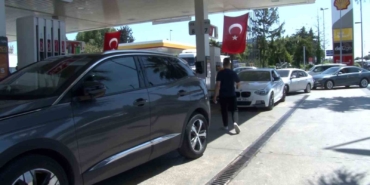 İstanbul’da deprem nedeniyle eve giremeyen vatandaşlar akaryakıt istasyonlarına akın etti