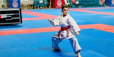 Karate şampiyonasında birinci olan Deniz Aydemir milli takıma vize aldı